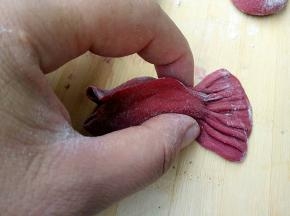 用拇指和食指捏一下尾部上方，使其背部更为立体