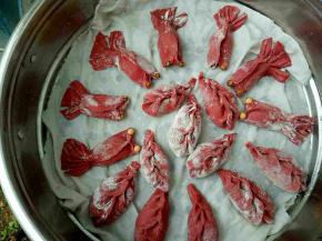 蒸屉里放入湿的蒸布，冷水入锅，水开后再蒸10分钟，关火闷2分钟即可