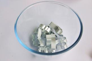 准备一些饼干模具，洗净擦干。