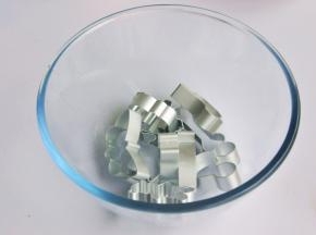 准备一些饼干模具，洗净擦干。