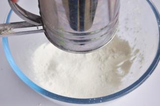 面粉泡打粉糖粉混合后过筛。