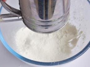 面粉泡打粉糖粉混合后过筛。