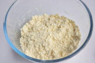 加入软化的切小粒奶油奶酪搓成小屑状。