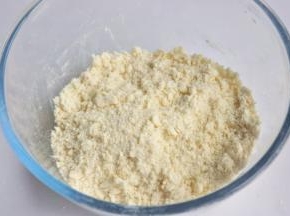 加入软化的切小粒奶油奶酪搓成小屑状。