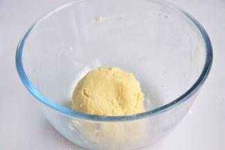 将面粉揉捏成团，这个时候面团状态是比较干的。