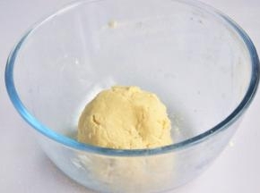 将面粉揉捏成团，这个时候面团状态是比较干的。