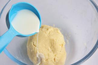 加入少量的牛奶，继续揉成团。