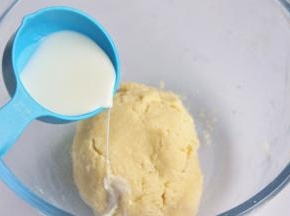 加入少量的牛奶，继续揉成团。
