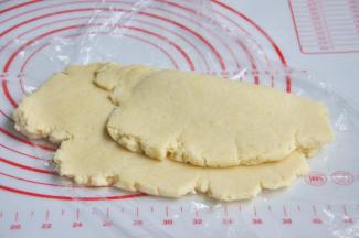 将面团擀开折叠按压几次。