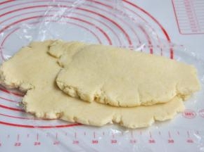 将面团擀开折叠按压几次。