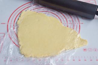 擀开成0.7cm厚的面片