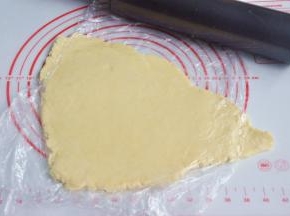 擀开成0.7cm厚的面片