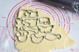 用饼干模具压岀造型。