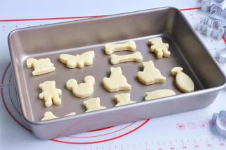 将压好的司康胚放入烤盘中。