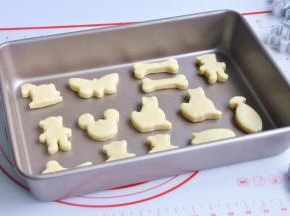 将压好的司康胚放入烤盘中。