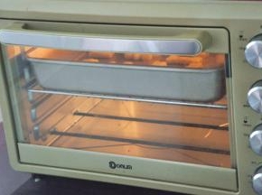 烤箱预热上下170度，放入中层，烤20分钟左右。