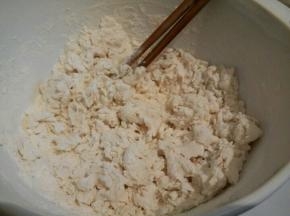 中筋 面粉220克，倒入盘子，倒入热水，用筷子搅成絮状