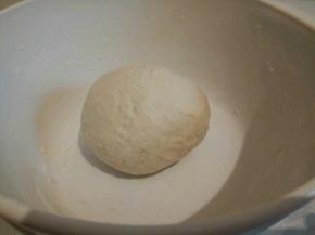 . 和成面团，盖保鲜膜醒30分钟，