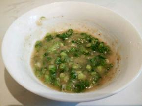 加椒盐2克，中筋面粉30克，葱花12克，搅拌均匀，