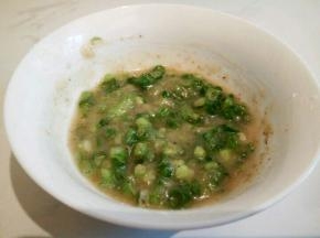 加椒盐2克，中筋面粉30克，葱花12克，搅拌均匀，