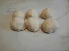 醒好的面团分成6个小面团，盖保鲜膜，