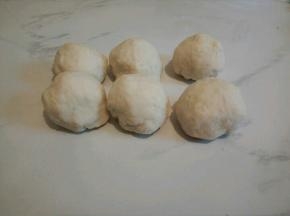 醒好的面团分成6个小面团，盖保鲜膜，