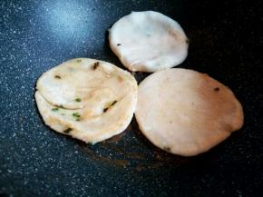 不粘锅放少许油，放饼煎