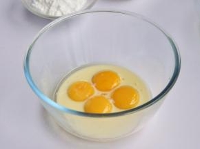 先做蛋糕胚，可以用方形的阳级模来烤戚风，再切割蛋糕片，但我觉得直接烤蛋糕片更为方便省时，先将蛋清和蛋黄分离，蛋黄盆里倒入牛奶和油，让牛奶和油充分包裹蛋黄，然后放一边备用。