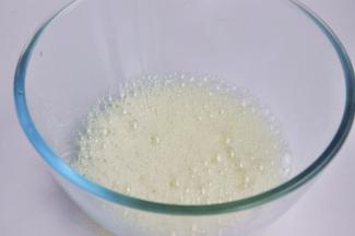 用打蛋器将蛋清打到鱼眼状态时，加入三分之一的糖。