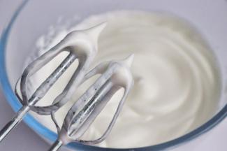 分三次加入糖粉，边打边检查蛋白霜细腻程度，直到提起坚挺的小尖勾。