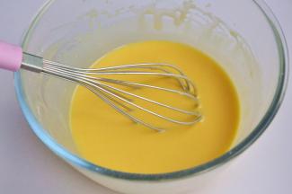 将低筋面粉过筛，倒入之前的混合的蛋黄盆里，用手动打蛋器，把所有材料搅拌均匀，蛋黄糊变得细腻无颗粒。