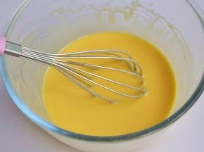 将低筋面粉过筛，倒入之前的混合的蛋黄盆里，用手动打蛋器，把所有材料搅拌均匀，蛋黄糊变得细腻无颗粒。