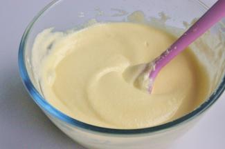 用翻拌的手法，混合蛋白霜和蛋黄糊，均匀无杂质。