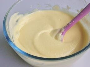 用翻拌的手法，混合蛋白霜和蛋黄糊，均匀无杂质。