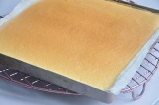 烤好的蛋糕胚，轻轻从烤盘中提出，放晾架上晾凉备用。