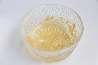 提前将吉利丁片加适量冷水泡软。