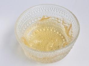 提前将吉利丁片加适量冷水泡软。