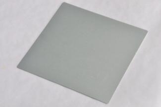 将活底模的底片放在油纸上，剪一块一样大小的油纸，放入模具底部。