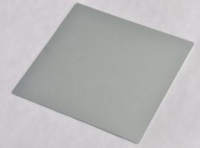 将活底模的底片放在油纸上，剪一块一样大小的油纸，放入模具底部。