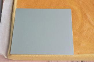 再比对模具的大小进行蛋糕片的切割。