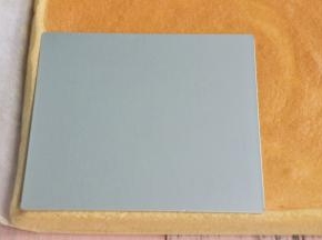 再比对模具的大小进行蛋糕片的切割。