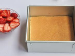 将一样大的蛋糕片放在底部的油纸上。