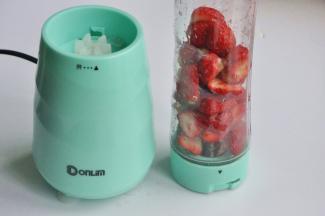 180克草莓去蒂切丁，用果汁机或者料理机打成果泥。