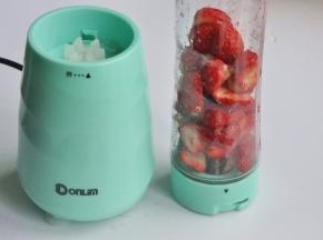 180克草莓去蒂切丁，用果汁机或者料理机打成果泥。