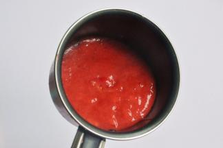 将果泥倒进一个小的奶锅。