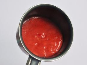 将果泥倒进一个小的奶锅。