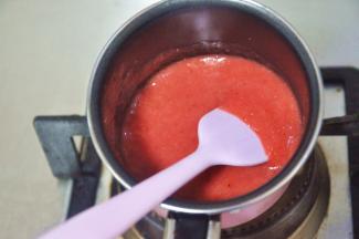 小火加热草莓泥，然后关火。