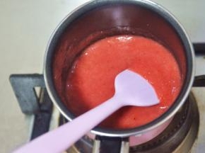小火加热草莓泥，然后关火。
