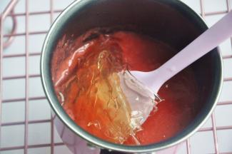 放入泡软的吉利丁片，搅拌至融化。