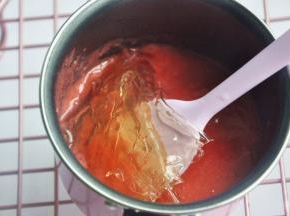 放入泡软的吉利丁片，搅拌至融化。